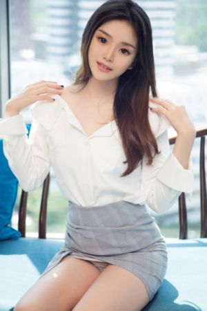 亲嘴舌头伸进去摸她的胸